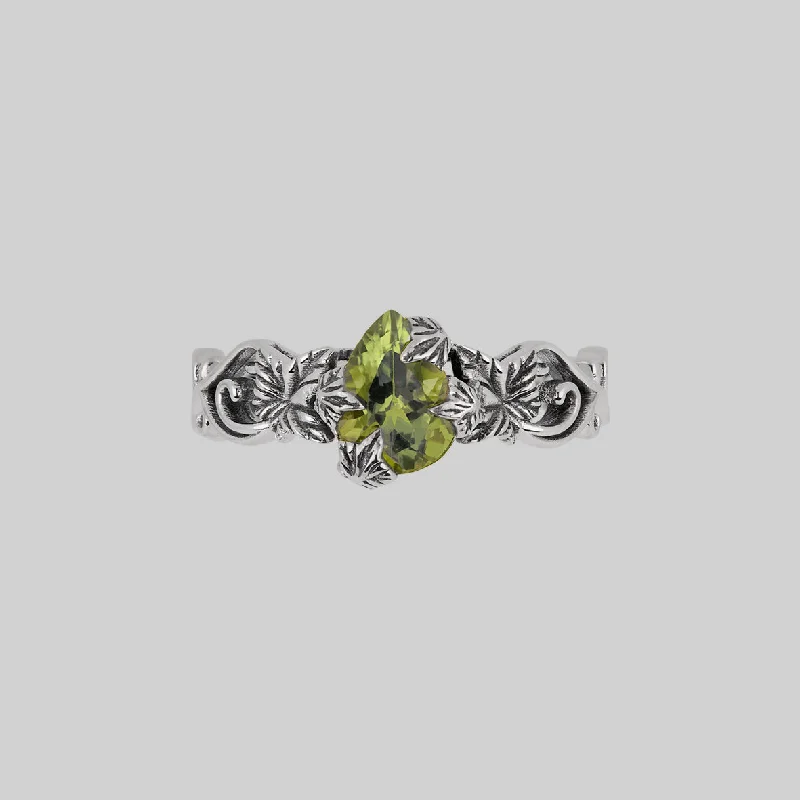 FERONIA. Secret Garden Peridot Ring - Silver