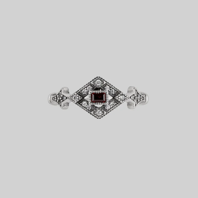 FLAPPER. Gatsby Garnet Ring - Silver